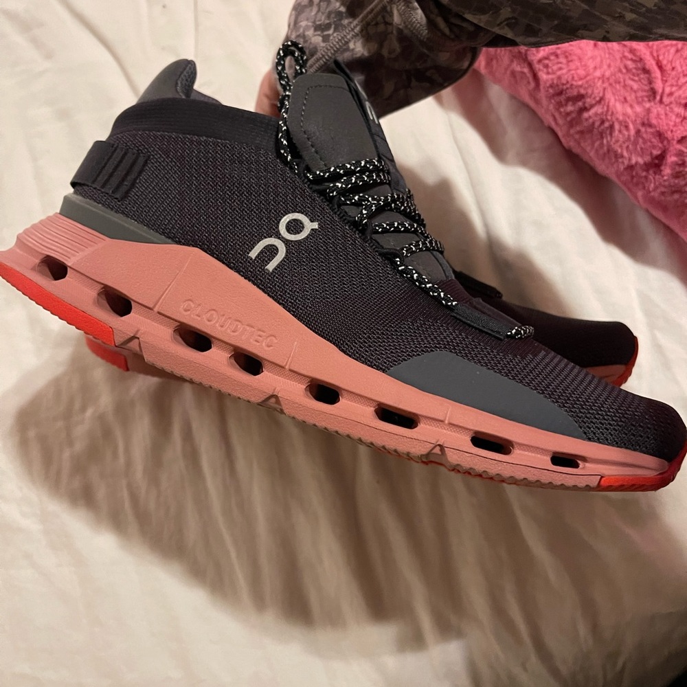 Mens ONCLOUD NOVA SHOES. Size 7.5 in mens but I wear a 9 in womens
